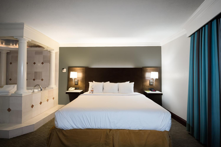 Bedroom 3, Radisson Hotel Cincinnati Riverfront, Kenton