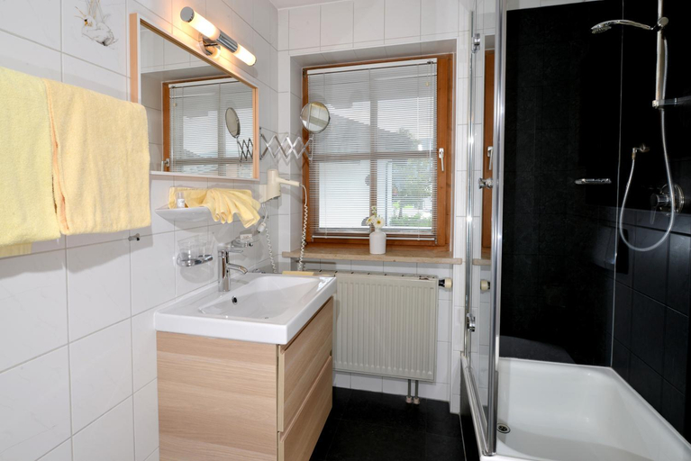 Bathroom 3, Sonnhof's Ferienresidenz, Traunstein