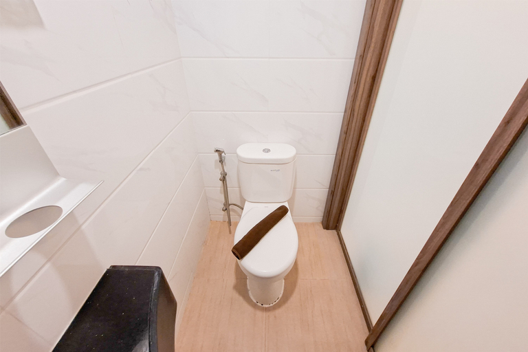 Bathroom 5, Studio near Mall at Sky House BSD Apartment By Travelio, Tangerang Selatan