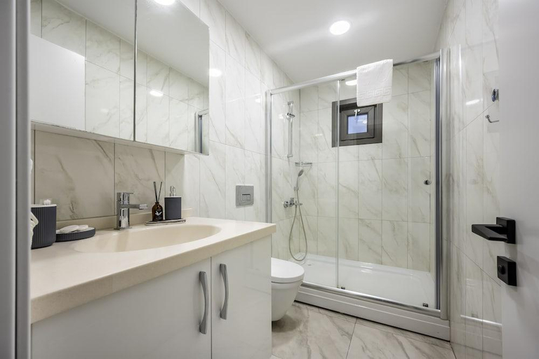Bathroom 5, Ciragan Bosphorus Apartments, Beşiktaş