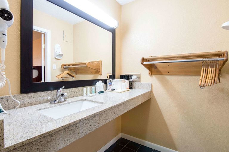 Bathroom 4, Quality Inn Arkadelphia - University Area, Clark