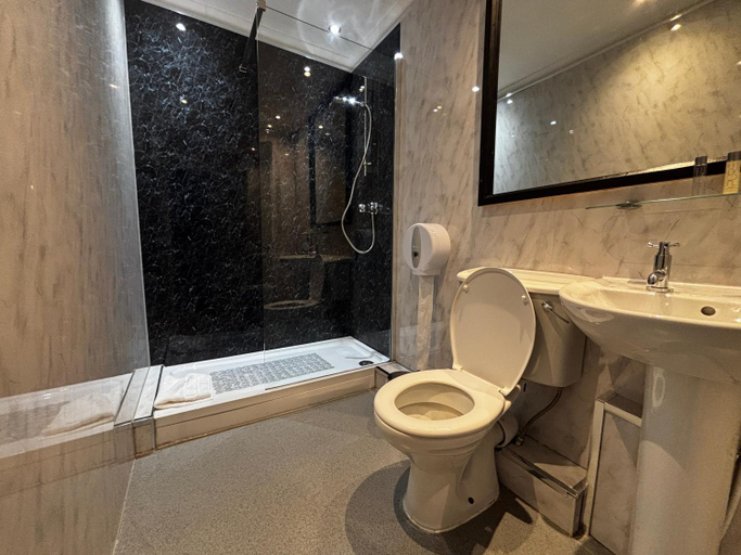 Bathroom 4, Safestay Glasgow Charing Cross, Glasgow