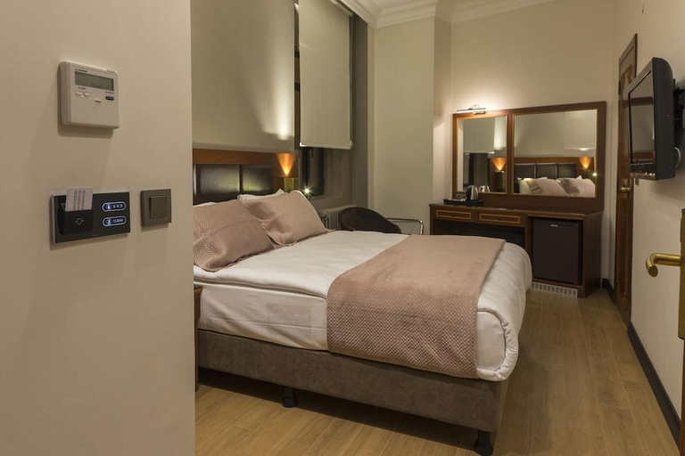 Bedroom 2, Vardar Palace Hotel, Beyoğlu