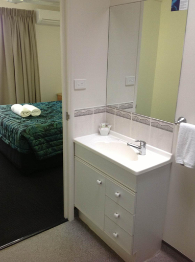 Bathroom 4, Port Denison Motor Inn, Bowen