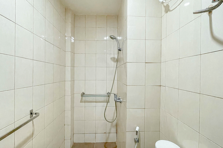 Bathroom 5, Simple Style 2BR Apartment Vida View Makassar By Travelio, Makassar