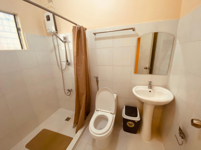 Bathroom 4, Claytown Pension House, Dumaguete City