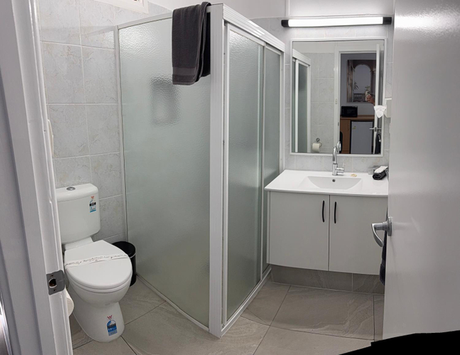 Bathroom 2, Mia Motel, Griffith