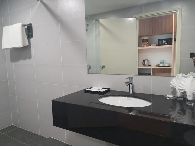 Bathroom 3, Swan Garden Resort Hotel, Malacca City