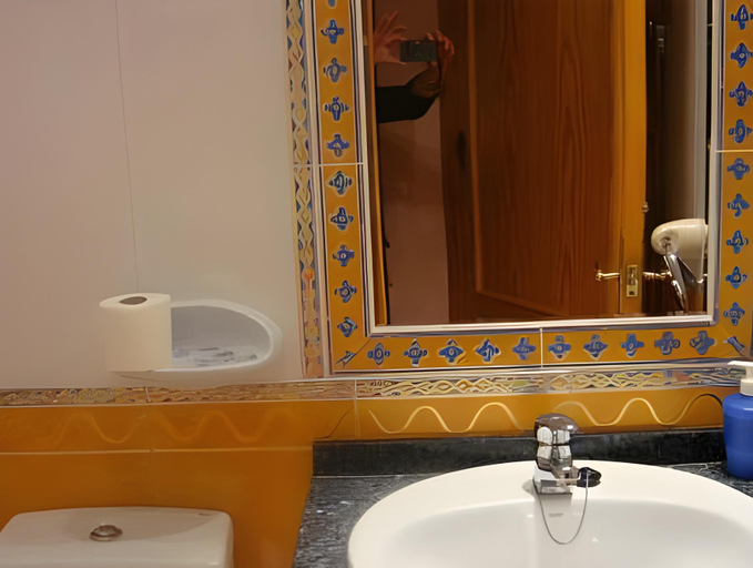Bathroom 2, Chiki, Castellón
