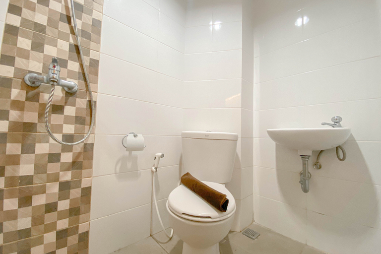 Bathroom 5, Warm Studio at The Alton Apartment By Travelio, Semarang