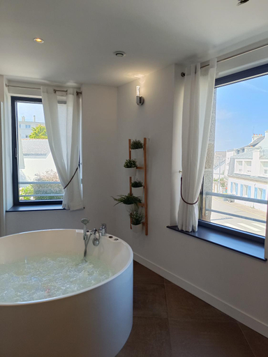 Others 4, Les Suites de Bougainville, Finistère