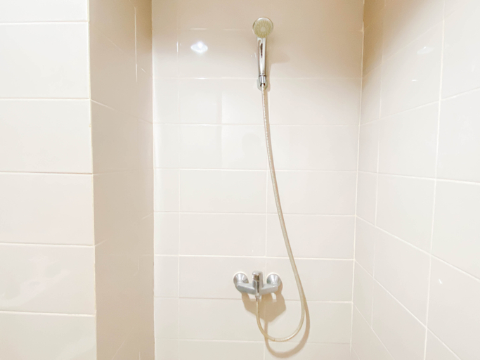 Bathroom 5, Scandinavian Modern Studio Apartment at Springhill Terrace Residence By Travelio, Central Jakarta