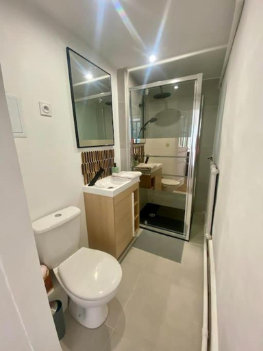 Bathroom 2, Les Fayes House, Haute-Vienne