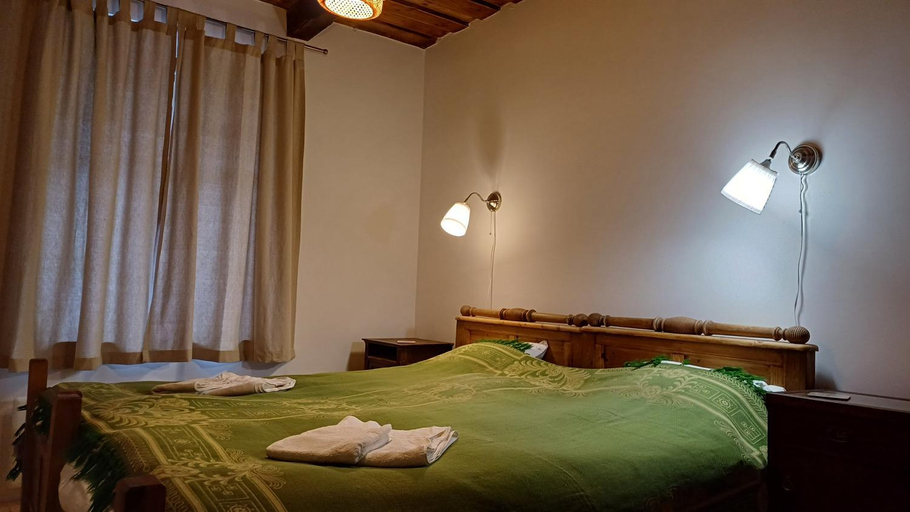 Bedroom 2, Karadi-Berger Vendeghaz - az erdo alatt, Sárospatak