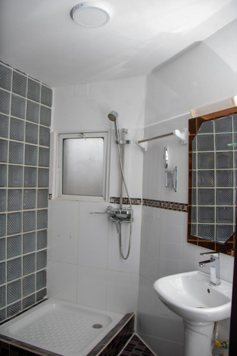 Bathroom 4, HOTEL LES 12 COLLINES, Analamanga