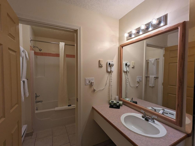 Bathroom 4, Western Budget Motel #1 & 2 Whitecourt, Division No. 13