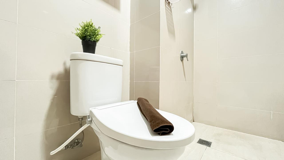Bathroom 5, Soft Neutral Studio at B Residence Apartment By Travelio, Tangerang Selatan