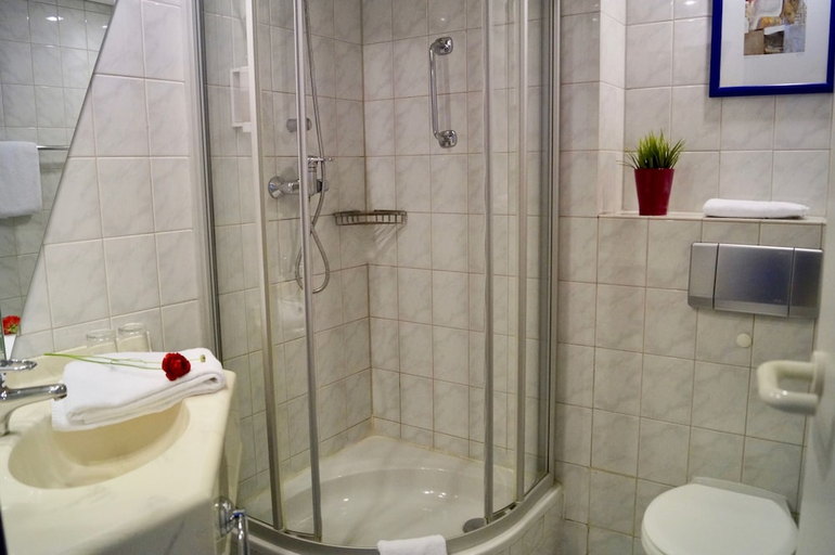 Bathroom 3, Grand Hostel Berlin Urban, Berlin