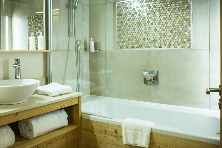 Bathroom 2, Les Cimes, Haute-Savoie