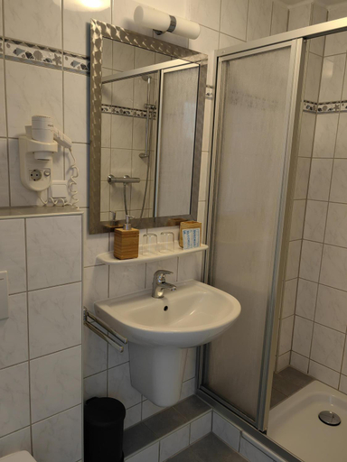 Bathroom 5, Hotel Passat, Leer
