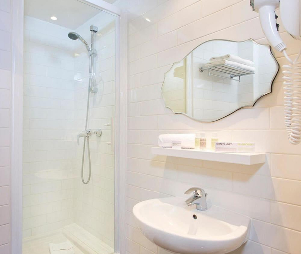 Bathroom 4, Hotel Paradis, Paris