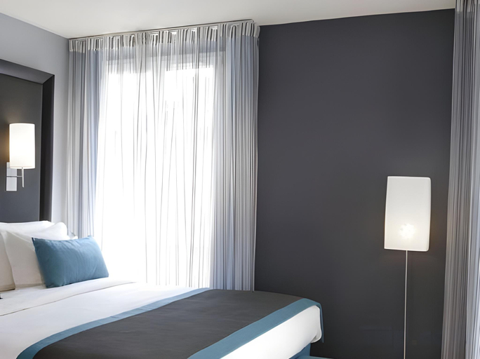 Bedroom 2, Hotel Bassano, Paris