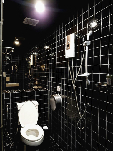 Bathroom 3, Four Sisters Hostel