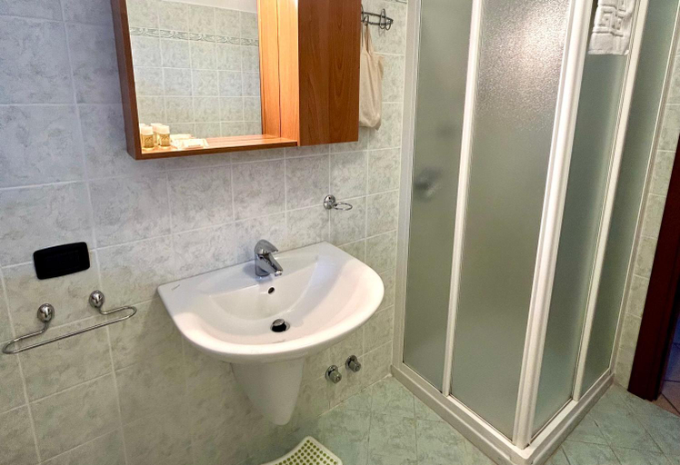 Bathroom 3, Etrusca Polsa, Trento