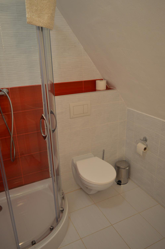 Bathroom, Kastiel Kostany, Martin