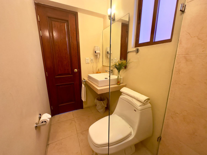 Bathroom 2, Quinta Roca Hotel, Del Centro