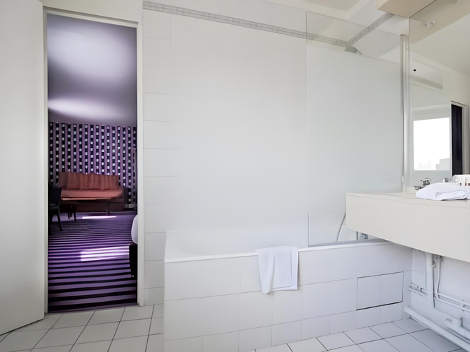 Bathroom 2, Mercure Paris Nanterre, Hauts-de-Seine