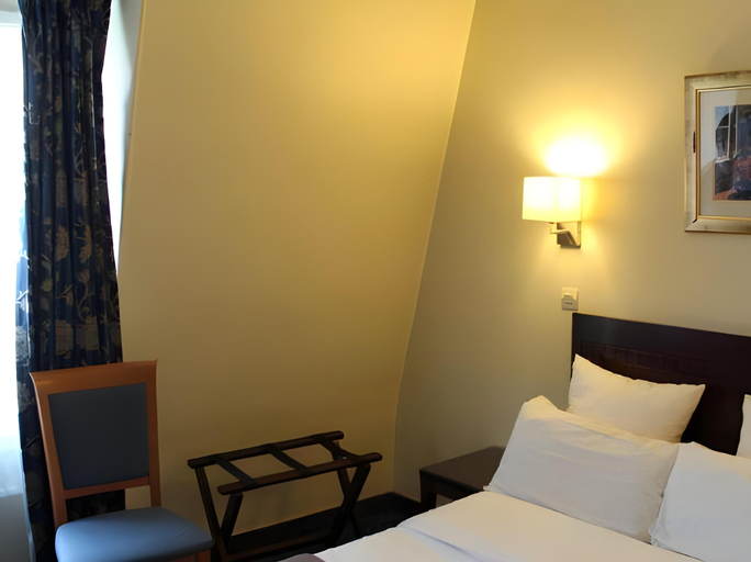 Others 5, Saint Cyr Etoile Hotel, Paris