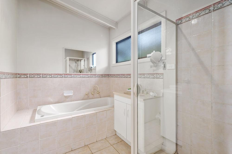 Bathroom 4, Chris'S Beacon Point Restaurant And Villas, Colac-Otway - South