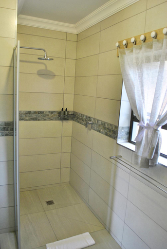 Bathroom 3, Christie's Inn, Mopani