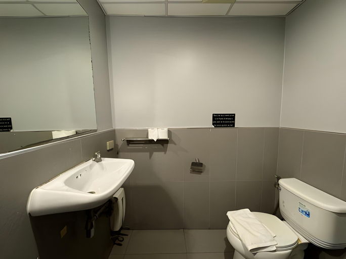 Bathroom 5, The Blocks Hostel Sukhumvit 10, Khlong Toey