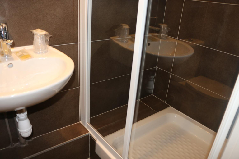 Bathroom 4, Des Arenes, Paris