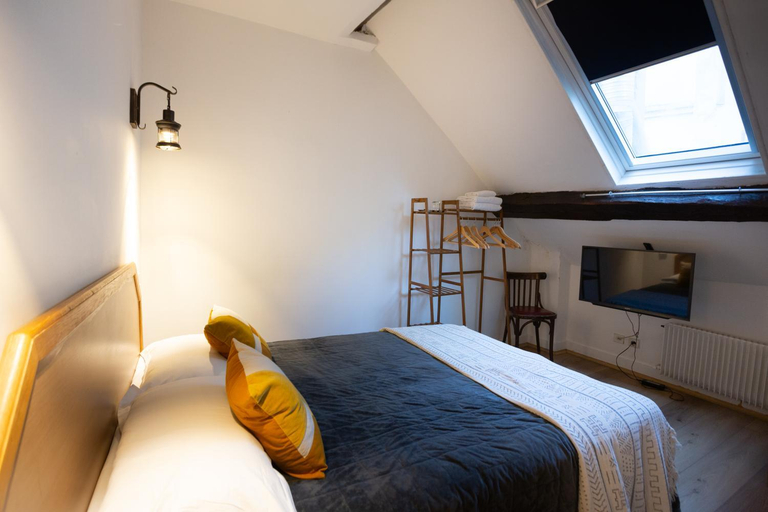 Bedroom 3, Hotel Leonard de Vinci II, Paris