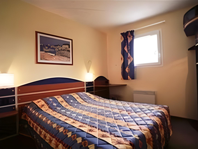 Bedroom 2, B&B HOTEL La Rochelle Centre Les Minimes, Charente-Maritime