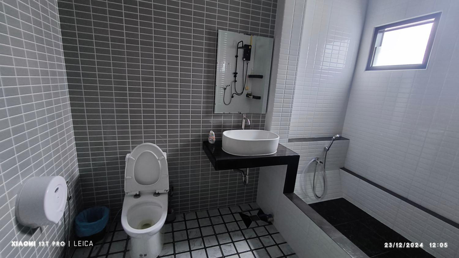Bathroom, Rai Eingpu, Ban Ta Khun