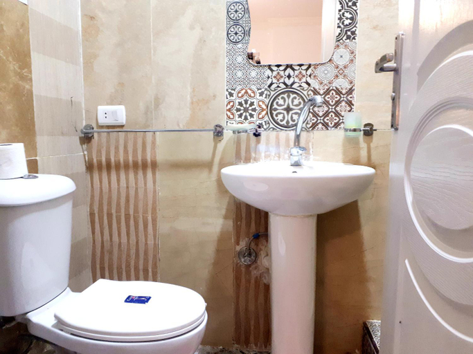 Bathroom 3, Arabian Nights Pyramids Guesthouse, Al-Ahram
