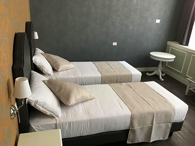 Others 2, Maxxim Hotel, Ferrara