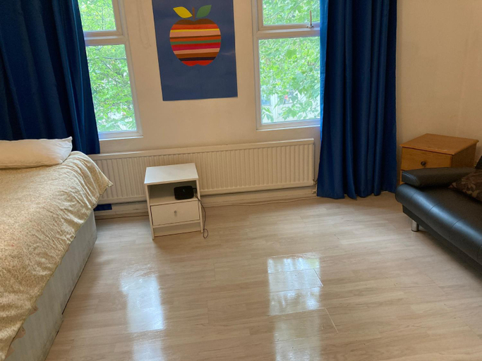 Others 3, Family room with shared kitchen and bathroom in Angel zone 1, London
