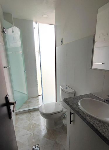 Bathroom 5, Home Away, Oropeza