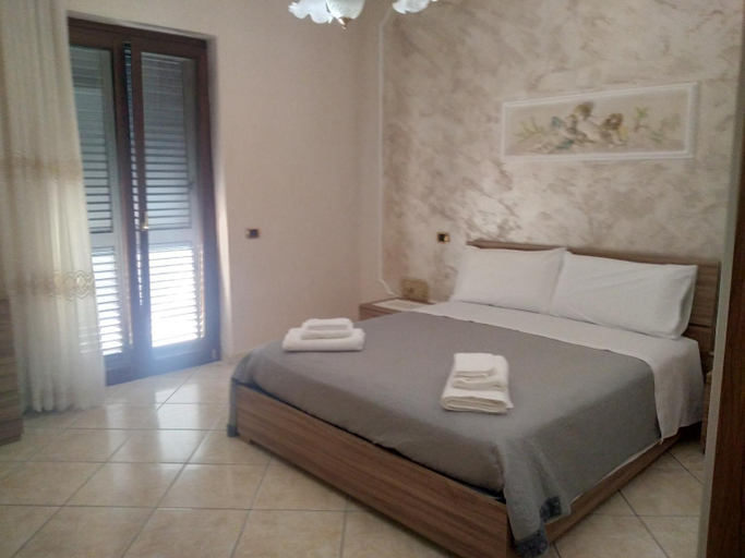 Bedroom 3, Turisti a Casa mia, Napoli
