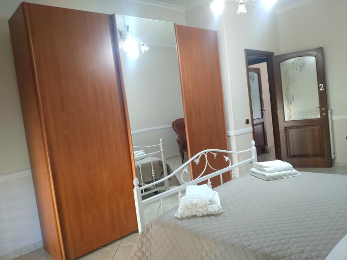 Bedroom 5, Turisti a Casa mia, Napoli
