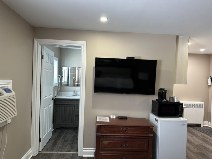 Others 4, Champlain Motor Inn, Renfrew