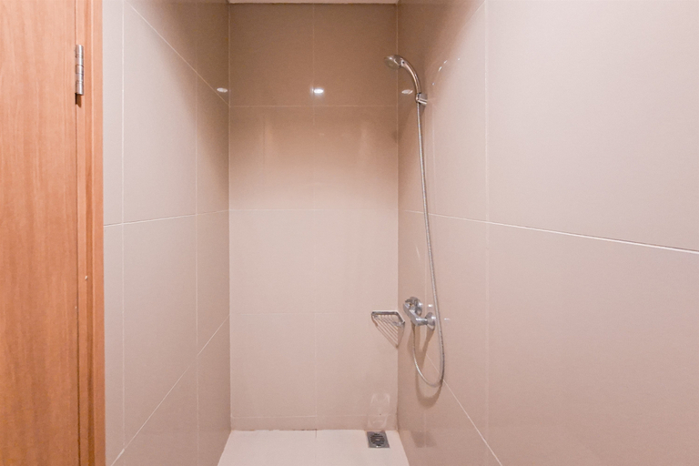Bathroom 5, Stylish Studio at Tree Park City Cikokol Apartment By Travelio, Tangerang