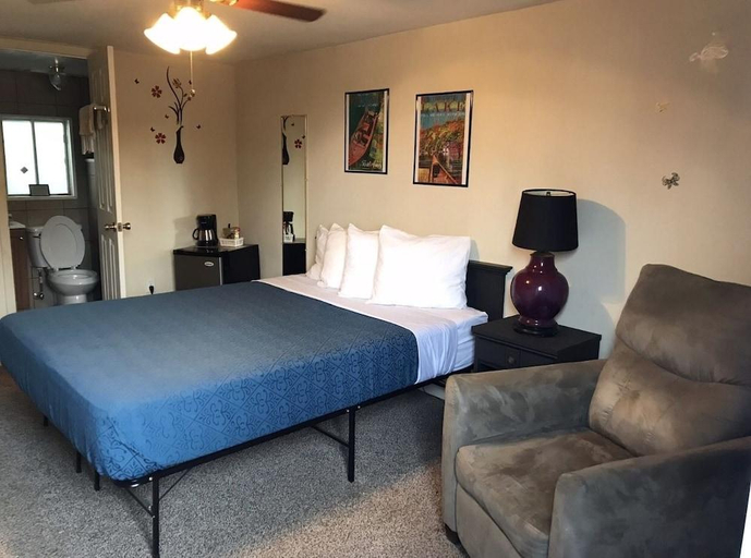 Bedroom 1, Hillside Motel, Warren