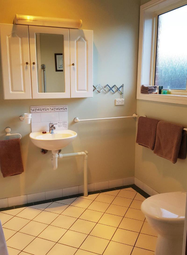 Bathroom 2, Orana House, Clarence