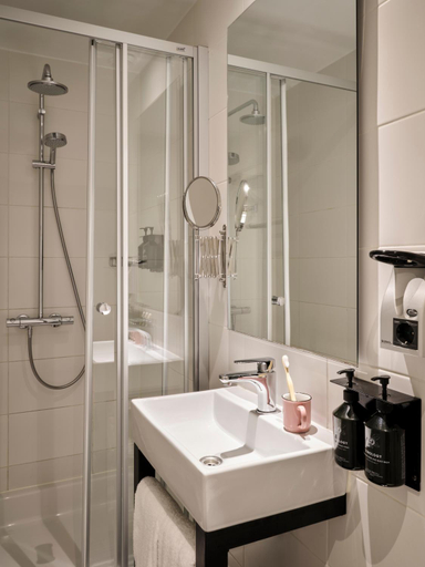 Bathroom 4, Max Brown Museum Square, Amsterdam